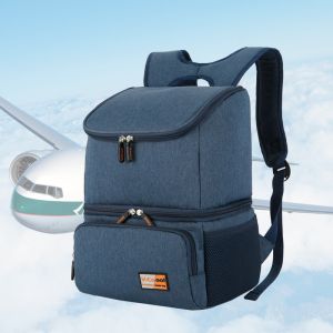 Blå ryggsäck med två fack och blå himmel och ett flygplan bakom väskan