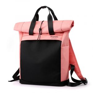 Minimalistisk och funktionell rosa och svart ryggsäck med vit bakgrund