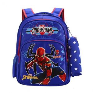 Spiderman-ryggsäck med blå väska och vit bakgrund