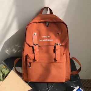 Trendig ny ryggsäck för tonåringar i brunt med vit bakgrund
