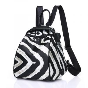 Liten ryggsäck för kvinnor med zebramönster i svart och vit polyester