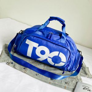 Stor blå ryggsäck för sportträning på vit säng