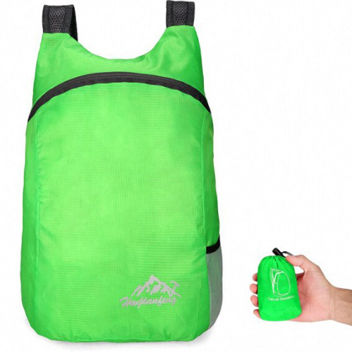Vikbar vattentät ryggsäck. Den har en stor centralficka. Väskan viks ihop på sig själv så att den enkelt kan placeras i en handväska.
