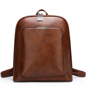 Liten vintage ryggsäck i brunt läderimitation med vit bakgrund