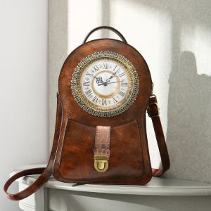 Vintage brun klocka ryggsäck med vit väggbakgrund