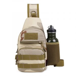 En axel militär ryggsäck med beige och grön vattenflaskhållare med vit bakgrund