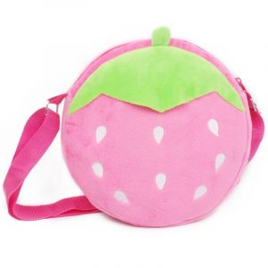 Ryggsäck för barn med jordgubbsplysch i rosa med gröna och vita detaljer och vit bakgrund