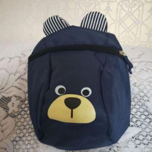 Blå teddybjörns ryggsäck med designbakgrund