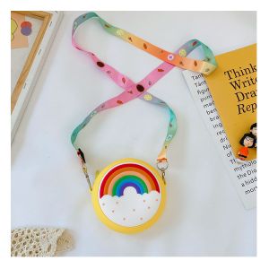 Regnbågshandväska med justerbar bred rem på ett bord med böcker