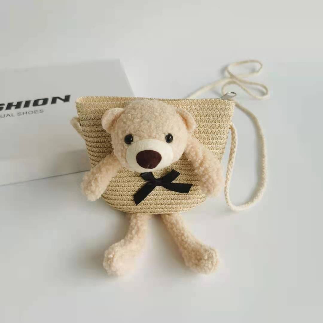 Färgad Axelväska Av Halm Med Beige Teddybjörn Och Vit Bakgrund