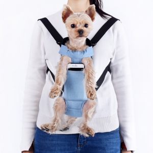 Denim hund ryggsäck på en kvinnas rygg