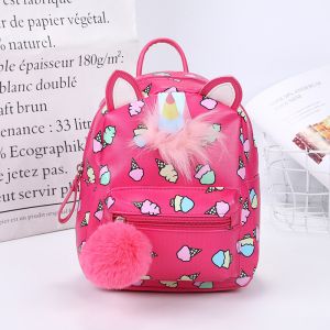 Miniryggsäck för en enhörning med en rosa glasskon, vit bakgrund och en affisch med svart text