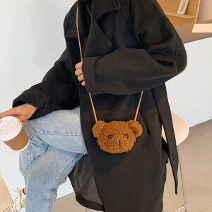 Brun teddybjörn baby ryggsäck som bärs av någon