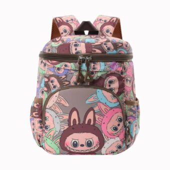 Labubu-ryggsäck med smidig öppning upptill. Väskan är beige med Labubu-figuren över hela ytan.