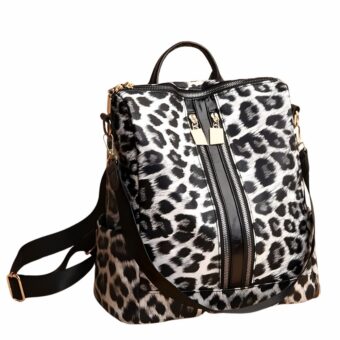 Petit sac à dos femme avec imprimé léopard sur fond gris clair.