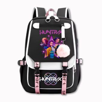 Sac à dos K-pop Demon Hunters avec port USB de couleur noire avec les héroïnes imprimées sur le devant, un pompon accroché sur la fermeture du haut et deux sangles roses. Sur fond gris très clair.