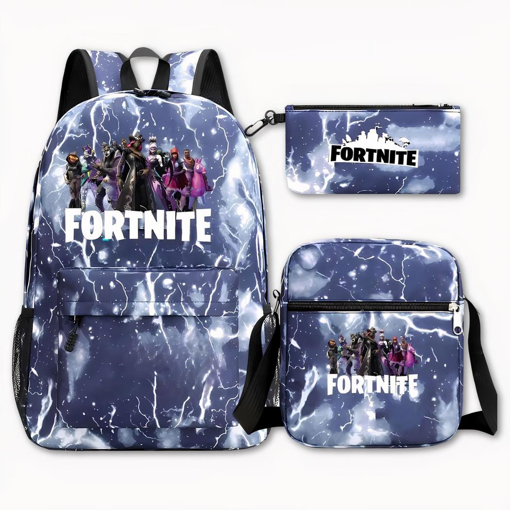 Photo D'Un Sac À Dos Fortnite, Un Célèbre Jeu Vidéo. Le Sac À Dos Est Représenté Par Des Graphismes Type Éclairs Blanc Sur Fond Bleu. Sur L'Avant Du Sac, Il Y A Comme Motif Une Image De Personnage Du Jeu, Avec Écrit Fortnite En Blanc En Dessous. À Droite De L'Image, Nous Retrouvons En Haut Une Trousse Avec Le Logo Fortnite En Noir Et Blanc, Ayant Le Même Design Que Le Sac, Puis En Bas À Droite Un Sac À Bandoulière Ayant Le Même Design Et Motif Du Sac À Dos. Le Fond De L'Image Est Gris Clair.