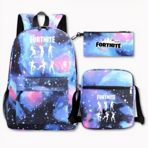 Photo d'un sac à dos Fortnite, ayant comme design le thème de la galaxie rose, violet et bleu. Avec comme fond l'espace avec des étoiles. Comme motifs à l'avant du sac, il y a six personnages comme des ombres blanches faisant chacun une danse différente avec écrit Fortnite en blanc au-dessus. À droite de l'image, il y a une trousse ayant le même design, mais comme motif le logo Fortnite écrit en noir. Le sac à bandoulière est du même design et motif que le sac à dos. Le tout sur fond gris clair.
