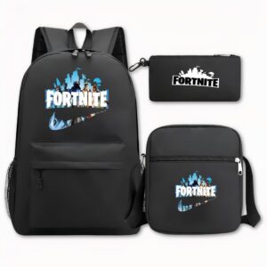 Photo d'un sac à dos Fortnite. Il est de couleur noire, le sac à dos à gauche de l'image a comme motif à l'avant, écrit Fortnite en blanc, en arrière-plan, il y a une image de plusieurs personnages, puis en dessous le signe de la marque Nike avec en fond la même image. À droite de la photo en haut, on retrouve une trousse avec un logo écrit Fortnite en noir. En bas à droite, il y a un sac en bandoulière avec les mêmes motifs que le sac à dos. Le fond de l'image est gris clair.