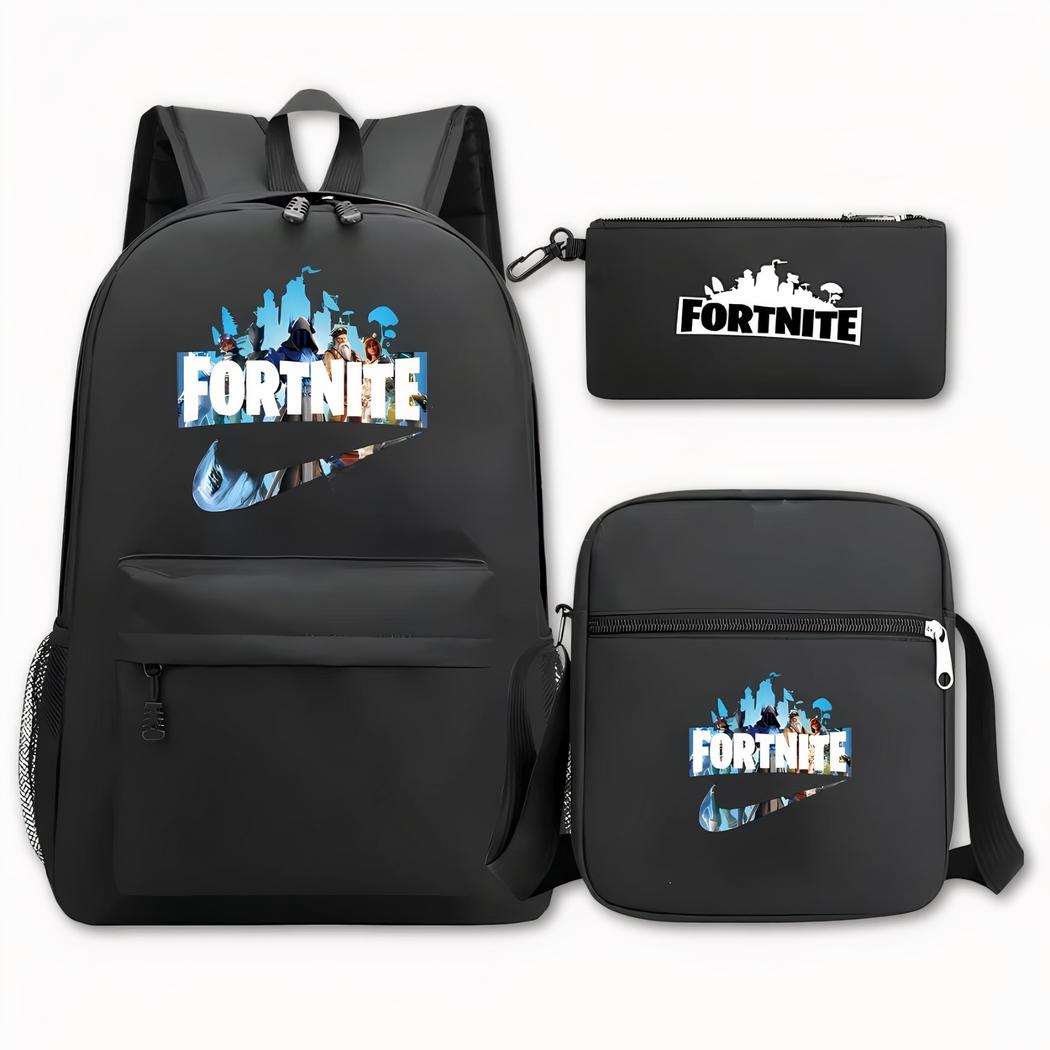Photo D'Un Sac À Dos Fortnite. Il Est De Couleur Noire, Le Sac À Dos À Gauche De L'Image A Comme Motif À L'Avant, Écrit Fortnite En Blanc, En Arrière-Plan, Il Y A Une Image De Plusieurs Personnages, Puis En Dessous Le Signe De La Marque Nike Avec En Fond La Même Image. À Droite De La Photo En Haut, On Retrouve Une Trousse Avec Un Logo Écrit Fortnite En Noir. En Bas À Droite, Il Y A Un Sac En Bandoulière Avec Les Mêmes Motifs Que Le Sac À Dos. Le Fond De L'Image Est Gris Clair.
