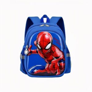 Photo d'un sac Spiderman rouge, la pochette avant contient le motif de Spiderman en grand, faisant le signe de sa main pour créer une toile d'araignée, le fond est rouge brillant, avec écrit Happy Baby sur le côté de sa tête. Le sac à deux bandes réfléchissantes, l'arrière du sac et des bretelles sont noires.
