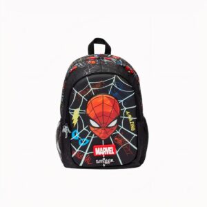Photo d'un sac à dos Spiderman, il est de couleur noir avec des motifs toile d'araignée, la tête de spiderman rouge est au centre, ainsi que des écritures de type manga. Sur les contours du sac, on y retrouve plusieurs motifs de têtes de spiderman avec différentes écritures de type manga. Il y à également le logo Marvel en dessous de la tête de Spiderman. Le fond de la photo est blanc.