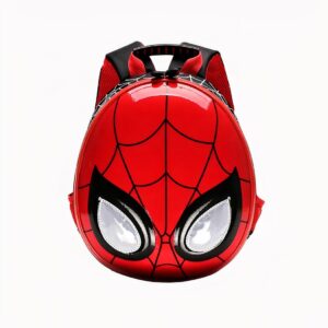 Photo d'un sac Spiderman, il est rouge et noir, et représente son visage avec des toiles d'araignée. Sa forme ressemble à un œuf, l'avant du sac est brillant, ses yeux sont blancs avec un contour noir. Il y a le logo Marvel en rouge en haut à gauche de l'image. Le fond de la photo est blanc.