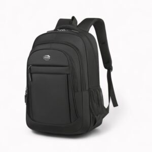 Sac à dos noir pour enfant, poches multiples et bretelles rembourrées, vu de 3/4, sur fond neutre.
