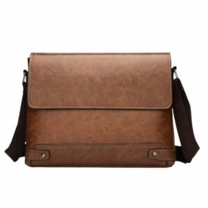 Cartable bandoulière marron avec rabat en simili cuir, sur fond gris clair