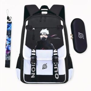 Photo d'un sac à dos noir et gris. Du thème Naruto, le sac à dos dispose de plusieurs poches de rangements, à l'avant et sur les côtés, fermées par fermeture éclair ou par des boucles. Sur le centre du sac, il y a un design représentant une lune avec Naruto accroupi devant. Sur la gauche, on y voit un accessoire porte-clés avec comme design trois personnages avec du feu derrière. Puis à la droite, une trousse noire avec le logo Naruto blanc.