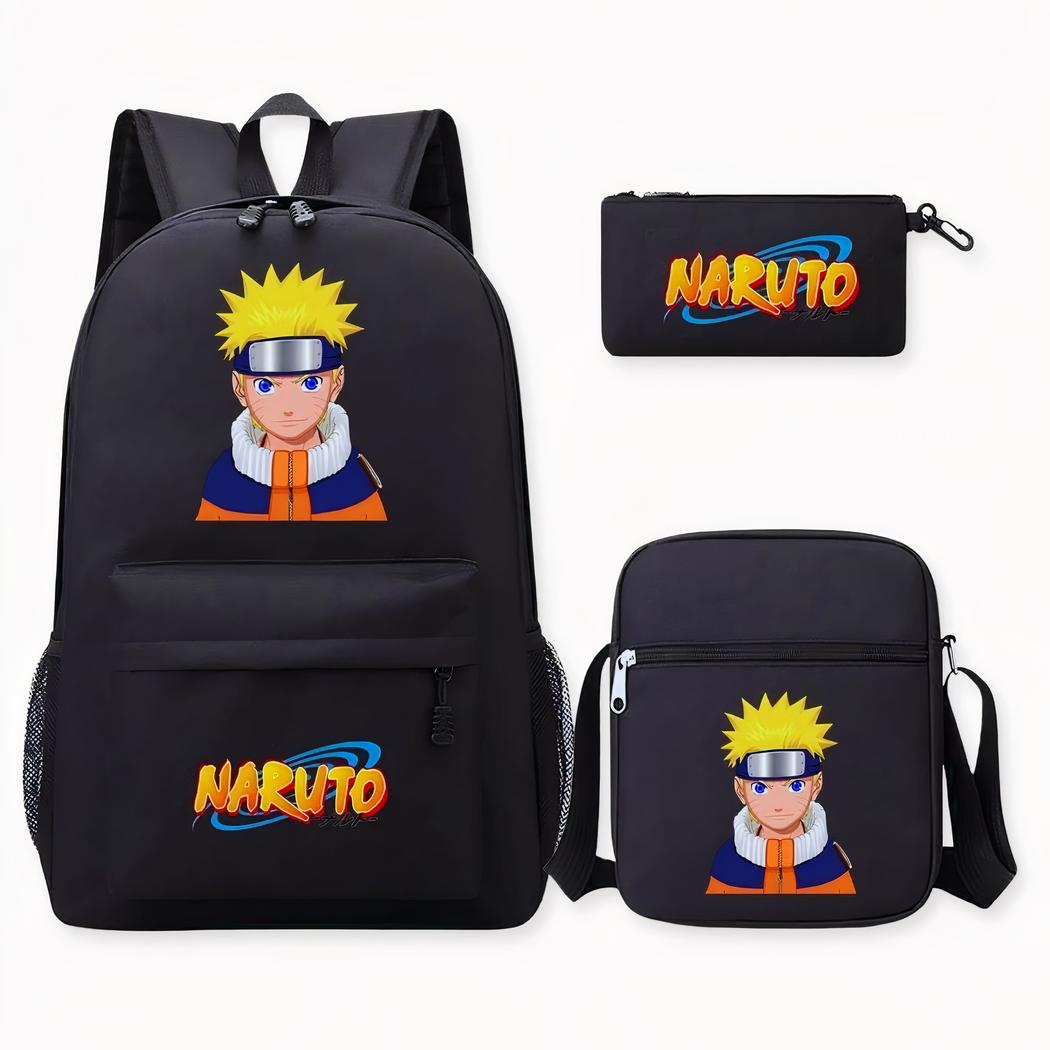 Naruto Ryggsäck Svart Tre Delar Photo D'Un Sac À Dos Naruto, Ayant Comme Couleurs Principales Le Noir. On Y Voit Le Visage De Naruto En Grand Sur L'Avant Du Sac, Il Est Habillé De Son Manteau Bleu, Orange Et Beige, Il Porte Un Bandeau Bleu Avec Une Plaque Grise. Ses Cheveux Sont Jaunes En Pics. Il Y A Sur La Droite De L'Image, Un Sac Bandoulière Et Une Trousse, Les Deux Sont Des Mêmes Motifs Que Le Sac À Dos.