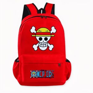 Photo d'un sac à dos rouge, ayant comme motif à l'avant du sac, une tête de mort représentant un personnage de la série animée One Piece, sur la pochette avant, il y a le logo de la série écrit en bleu et rouge avec le même motif de tête de mort. Le sac a également deux pochettes latérales, il se ferme à l'aide de fermeture éclair. Le fond de l'image est gris clair.