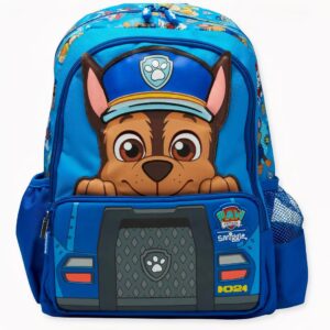 Photo du sac à dos Pat'Patrouille bleu clair et bleu foncé, du personnage Chase un chien policier. Sur les contours du sac, il y a aussi des motifs des autres personnages de la série. La pochette avant représente son véhicule de police, on peut voir juste au-dessus sa tête et ses pattes avant. L'image du fond est blanche