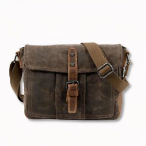 Cartable à bandoulière marron avec une fermeture en moraillon pour homme, sur fond gris clair