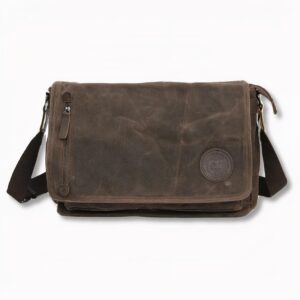 Cartable d'étudiant marron en toile avec bandoulière et une fermeture éclair sur le devant côté gauche, sur fond gris clair
