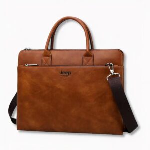 Sac cartable en bandoulière marron pour homme, sur fond gris clair