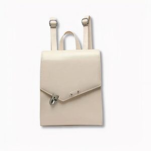 Sac à dos cartable blanc type enveloppe pour femme, sur fond gris clair