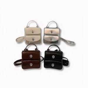 4 petits sacs à dos pour femme. Beige, gris, marron et noir, sur fond gris clair