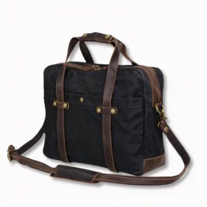 Cartable noir à bandoulière en toile cirée pour homme, sur fond gris clair