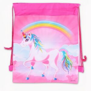 Photo d'un sac à dos en toile, de couleur rose. Il y a comme motif une licorne blanche avec une crinière et une queue arc-en-ciel. Elle galope et il y a des nuages blancs et un arc-en-ciel au-dessus. Le fond de l'image est gris clair.